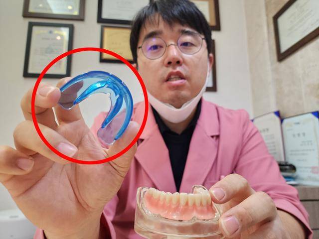 김상운 치과의사가 해외직구에서 판매되는 근기능교정장치를 보여주고 있다. 그는 "치아와 치아 주변 근육의 관계에 개입하여 부정교합을 치료할 수 있을지 의구심이 든다"고 말했다. 대구 더블유치과 제공