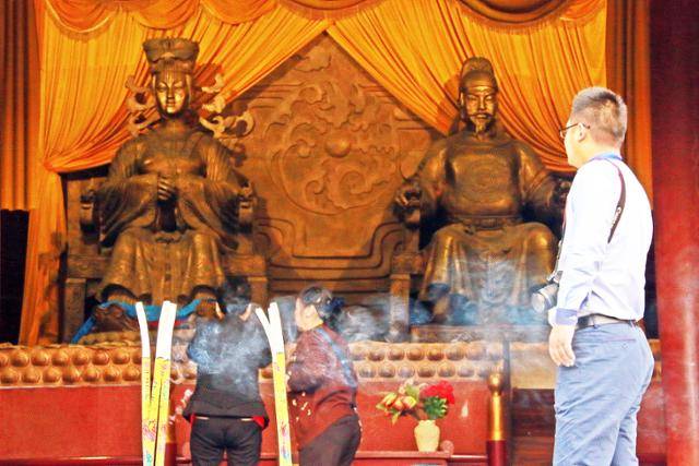 쓰촨성 광위안에 있는 무측천 사당 안 이성전에 무측천과 당 고종이 나란히 앉아 있다. ⓒ최종명