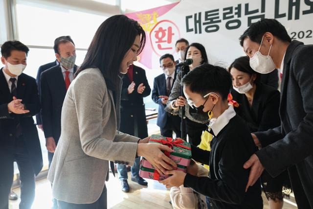 윤석열 대통령의 부인 김건희 여사가 17일 서울 서초구 아크로비스타 사저를 찾아 어린이들에게 쿠키를 선물하고 있다. 대통령실 제공