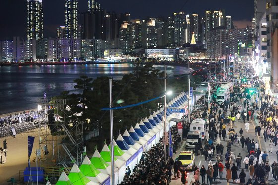 17일 오후 부산 광안리해변 일대에서 열리는 부산불꽃축제를 5분 앞두고 시민들이 유료석 입장을 기다리고 있다. 이날 추운 날씨 탓에 불꽃축제 개막에 시간에 맞춰 한번에 입장객이 몰리면서 큰 혼잡을 빚었다. 연합뉴스