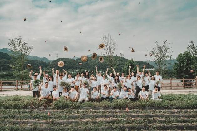 농업회사법인 밭 주식회사 직원들. 사진=밭(주) 제공