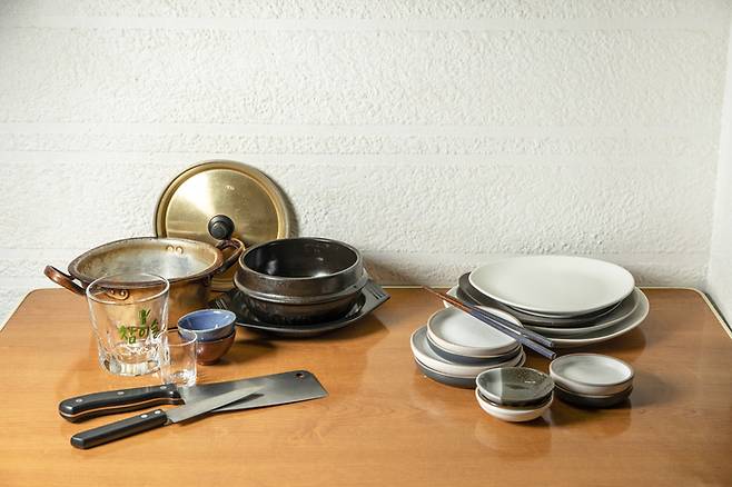 자주 쓰는 조리 도구가 단촐하다. 양은냄비와 과도는 10년은 족히 된 것들이다. 한 번 들인 물건은 쉽게 버리지 않는다. ⓒstudio etc