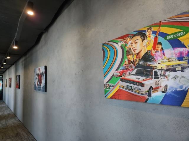 넷플릭스 사무실 복도에 드라마, 영화를 그림으로 그린 작품들이 걸려 있다.