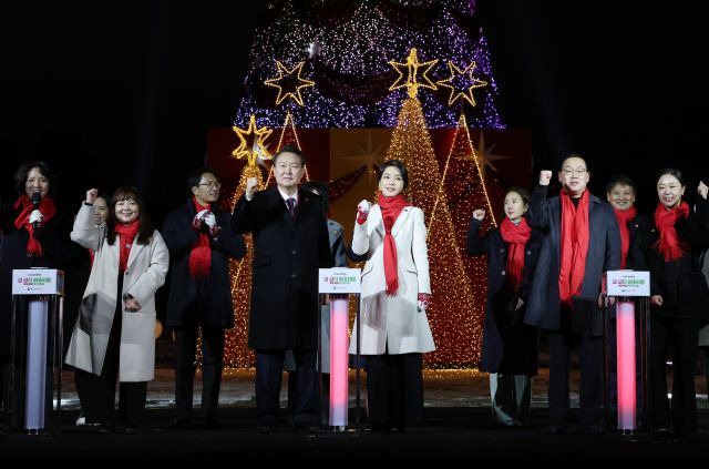 윤석열 대통령과 김건희 여사가 16일 오후 서울 종로구 열린송현광장에서 열린 윈·윈터 페스티벌 개막식에서 트리 점등을 한 뒤 기념촬영을 하고 있다. 연합뉴스