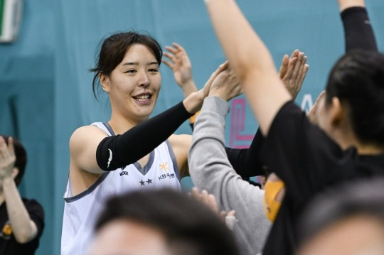 하이파이브 하는 박지수
[WKBL 제공]
