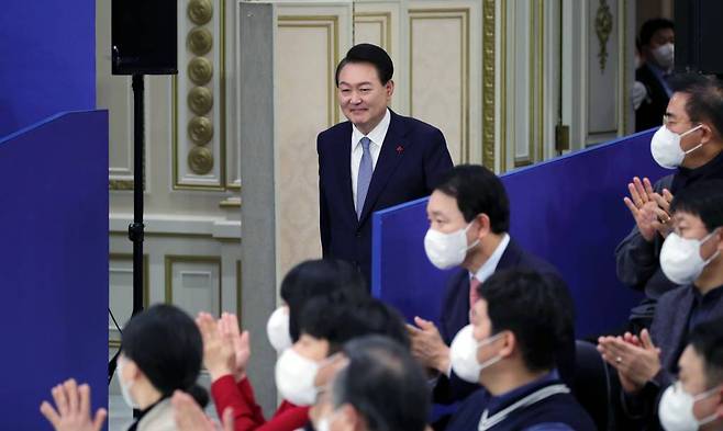 윤석열 대통령이 15일 오후 청와대 영빈관에서 열린 제1차 국정과제 점검회의에 입장하고 있다. /사진=뉴시스