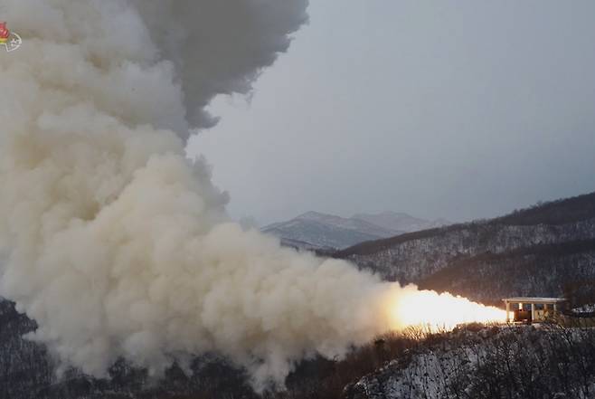 북한이 개발한 신형 대출력 고체연료 로켓엔진이 흰 연기를 내면서 연소되고 있다. 조선중앙TV·연합뉴스