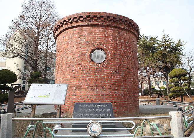 인하대 캠퍼스 내 수준 원점 [촬영 최은지]