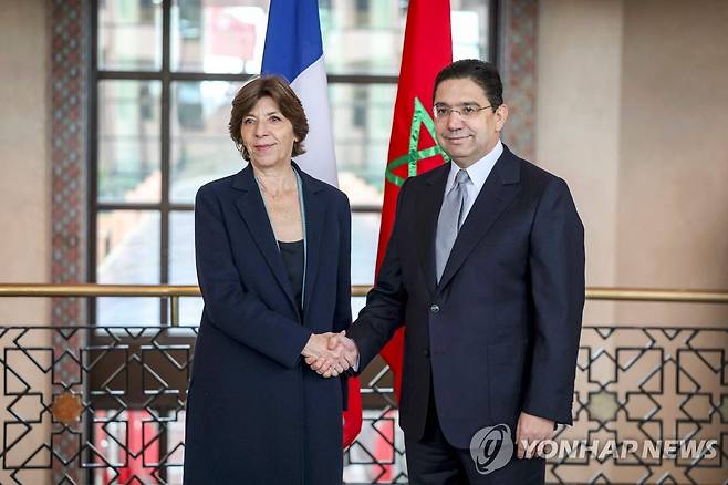 악수하는 프랑스-모로코 외교장관 (라바트 AFP=연합뉴스) 카트린느 콜론나(왼쪽) 프랑스 외교부 장관이 16일(현지시간) 모로코 라바트를 찾아 나세르 부리타 모로코 외교부 장관과 악수를 하고 있다. 2022.12.17 photo@yna.co.kr [재판매 및 DB 금지]