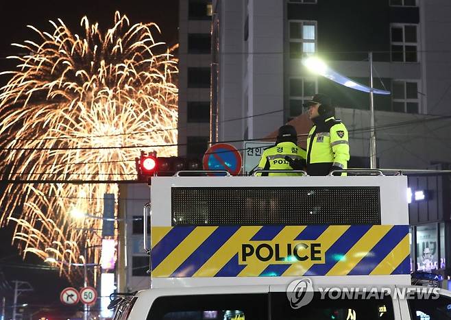 DJ폴리스로 불꽃축제 인파 관리 (부산=연합뉴스) 박성제 기자 = 부산불꽃축제가 열린 17일 오후 부산 광안리 해변 일대에서 경찰이 혼잡관리차량 일명 DJ폴리스를 이용해 인파 밀집 관리를 하고 있다. 2022.12.17 psj19@yna.co.kr