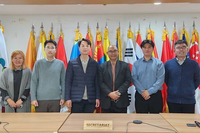 우리금융그룹은 서울시 영등포구 산림비전센터에서 지속가능한 산림 관리를 위해 아시아산림협력기구와 ‘레드플러스’ 본사업 추진방안에 대해 구체적 논의를 진행했다. 아시아산림협력기구과 우리금융지주 ESG경영부 직원들이 기념촬영을 하고 있다. (사진=우리금융그룹)