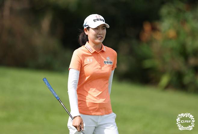 이정민이 18일 열린 KLPGA 투어 PLK 퍼시픽링스코리아 챔피언십 최종 3라운드에서 웃으며 홀아웃하고 있다.(사진=KLPGA 제공)