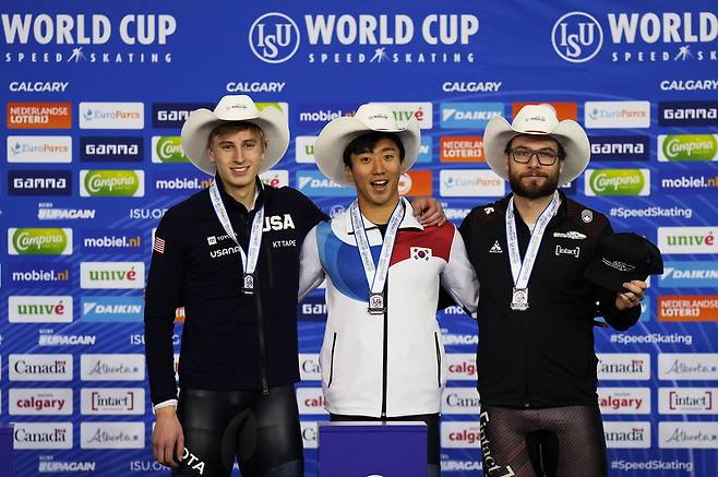 18일 열린 2022-2023 국제빙상경기연맹(ISU) 스피드스케이팅 월드컵 4차 대회 남자 500m에서 우승한 뒤 금메달을 목에 걸고 기뻐하는 김준호(가운데) 사진=EPA/연합뉴스