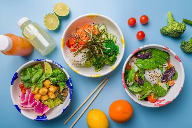 연어에는 강력한 오메가-3 지방산인 EPA와 DHA가 풍부하다. 두부와 같이 콩으로 만든 식품에는 이소플라본과 오메가-3 지방산이 들어있어 항염에 도움을 준다. [사진=게티이미지뱅크]