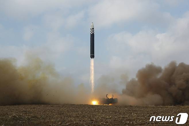 (평양 노동신문=뉴스1) = 북한 대륙간탄도미사일(ICBM) '화성-17형'. [국내에서만 사용가능. 재배포 금지. DB 금지. For Use Only in the Republic of Korea. Redistribution Prohibited] rodongphoto@news1.kr