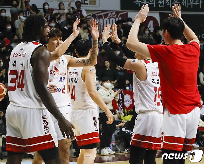 18일 오후 경기 안양실내체육관에서 열린 'SKT 에이닷 프로농구 2022-2023 KBL' 안양 KGC와 서울 SK의 경기에서 SK 선수들이 82대81로 승리 후 기뻐하고 있다.2022.12.18/뉴스1 ⓒ News1 김도우 기자