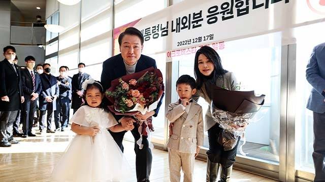 윤석열 대통령과 김건희 여사가 17일 서울 서초동 아크로비스타 사저를 찾아 주민들에게 감사 인사를 전한 뒤 어린이들과 기념촬영을 하고 있다./대통령실 제공.