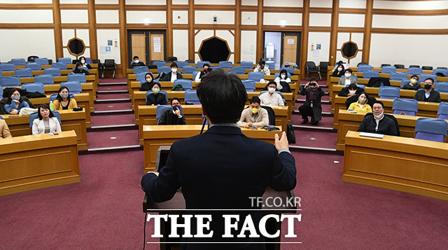 이탄희 더불어민주당 의원이 18일 오후 서울 국회 의원회관에서 열린 '낡은 정치<소선거구>폐지하라'에 참석해 발언을 하고 있다.