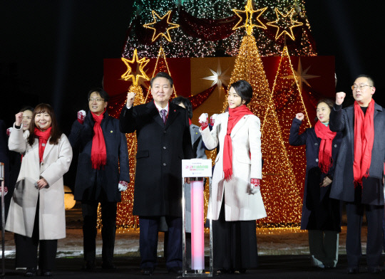 윤석열 대통령과 김건희 여사가 16일 오후 서울 종로구 송현광장에서 열린 윈·윈터 페스티벌 개막식에서 트리 점등을 한 뒤 기념촬영을 하고 있다. 사진=연합뉴스