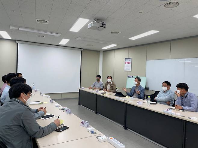 황현식 LG유플러스 대표(사진 오른편 왼쪽에서 세번째)가 현장 방문에서 직원들의 이야기를 듣고 있다.