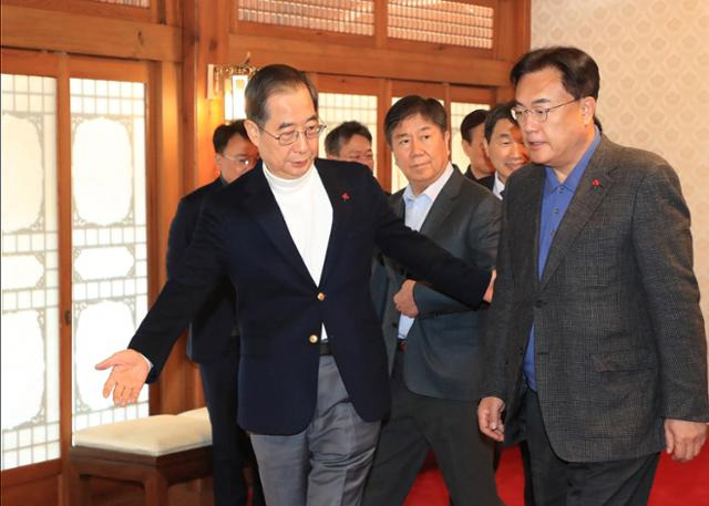 한덕수(왼쪽) 국무총리가 18일 서울 종로구 삼청동 총리공관에서 열린 고위당정협의회에서 참석자들과 기념촬영을 마치고 정진석 국민의힘 비대위원장에게 자리를 안내하고 있다. 뉴스1