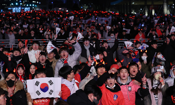 2022 카타르 월드컵 16강전 대한민국과 브라질의 경기가 열린 지난 6일 서울 광화문광장에서 붉은악마와 시민들이 거리응원을 하고 있다. 연합뉴스