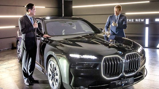 이재용 삼성전자 회장이 17일 인천 영종도에 있는 BMW 드라이빙 센터에서 올리버 집세 BMW그룹 회장과 만나 삼성SDI의 최첨단 P5 배터리 셀이 적용된 BMW의 최신 전기차 '뉴 i7' 등을 살펴봤다. 사진 삼성전자