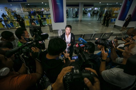 2018년 12월 2일, 프랑스 출장에서 돌아온 직후 마닐라 니노이 아키노 국제공항 앞에서 긴급 기자회견을 하는 마리아 레사. 이때 필리핀 정부가 발부한 체포 영장을 시작으로, 끈질긴 기소가 이어져 10여 차례나 체포됐다가 보석금을 내고 풀려나길 반복해야 했다. 사진 래플러