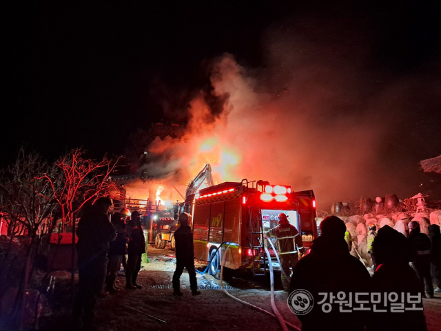 ▲ 고성군 죽왕면 구성길 274-5번지 뒤의 주택 4채가 불에 타고 있는 가운데 굴삭기가 건물을 파쇄하고 있다