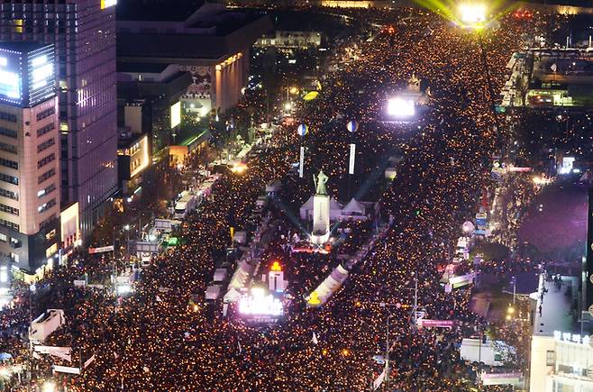 2016년 12월 3일 오후 서울 광화문광장에서 열린 촛불집회에서 참가자들이 ‘박근혜 대통령 퇴진’을 촉구하며 촛불을 들고 있다.  / 사진공동취재단