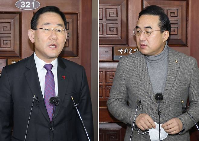 주호영 국민의힘 원내대표(왼쪽)와 더불어민주당 박홍근 원내대표가 18일 오전 서울 여의도 국회 운영위원장실에서 양당 원내대표-경제부총리 회동을 마치고 각각 기자들의 질문에 답하고 있다. 연합뉴스