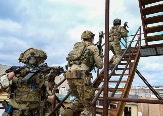 South Korean and U.S. Navy SEALs enter a building during a training exercise in a photo provided by the U.S. Indo-Pacific Command on Sunday. The U.S. Indo-Pacific Command said a West-Coast based SEAL team and the South Korean Naval Special Warfare Flotilla concluded a two-week exercise earlier this month. [YONHAP]