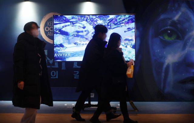 할리우드 영화 ‘아바타’의 후속작 ‘아바타: 물의 길’의 포스터가 지난 14일 서울의 한 영화관에 전시돼 있다. 연합뉴스