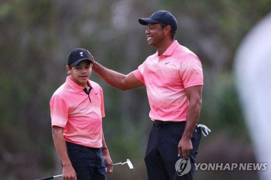 우즈 부자의 모습.[AFP=연합뉴스]