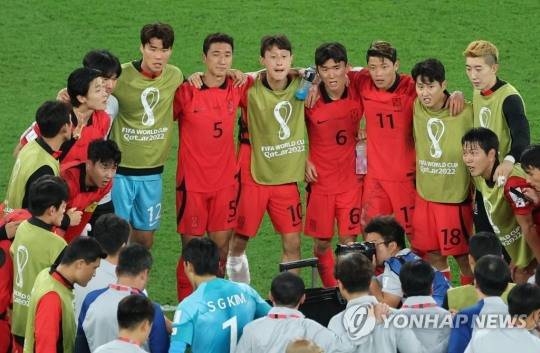 지난 3일 카타르 월드컵 조별리그 H조 3차전 대한민국과 포르투갈 경기. 2-1 승리 후 손흥민 등 한국 선수들이 우루과이와 가나 경기 결과를 기다리고 있다. 이 모습이 '10대 명장면' 중 하나로 선정됐다. [사진=연합뉴스]