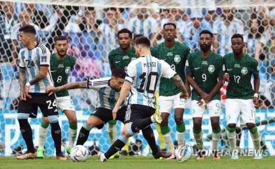 카타르 월드컵 조별리그 C조 1차전 아르헨티나와 사우디아라비아 경기.
아르헨 리오넬 메시가 프리킥을 차고 있다. [사진=연합뉴스]