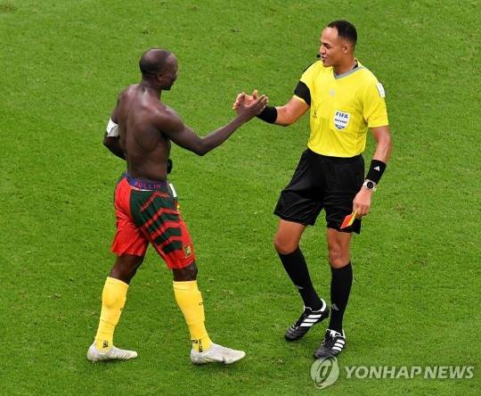 퇴장당하며 주심과 악수하는 카메룬 아부바카르(왼쪽) [사진=연합뉴스]