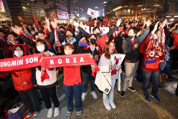 서울 광화문에 모인 ‘붉은악마’ 응원단이 늦은 밤 영하의 날씨에도 열정적인 응원전을 펼치며 대표팀 선수들에게 큰 힘이 됐다. [사진 출처 = 연합뉴스]