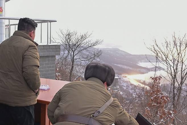 북한이 고체연료를 사용하는 신형 대륙간탄도미사일(ICBM)을 개발하기 위한 것으로 보이는 고출력 로켓엔진 시험에 성공했다고 밝혔다. 조선중앙TV는 16일 이를 지켜보는 북 국무위원장 김정은의 모습을 공개했다. [연합]