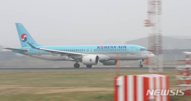 [제주=뉴시스]우장호 기자 = 제주공항에 강한 바람이 불고 있는 가운데 제주국제공항 활주로에 항공기 한대가 이륙하고 있다. (뉴시스DB) woo1223@newsis.com