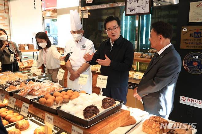 [세종=뉴시스] 정황근 농림축산식품부 장관이 13일 가루쌀을 활용하는 제과전문점을 방문해 업체 관계자와 이야기를 나누고 있다. (사진=농식품부 제공)