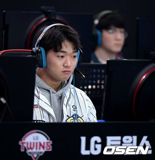 [OSEN=지형준 기자] KBO가 한국프로야구선수협회, KRAFTON과 협업해&nbsp;개최한 배틀그라운드 이벤트&nbsp;‘PBG 플레이! 배틀그라운드: 홈런 말고 치킨 시즌2’가 17일 오후 서울 잠실 비타500 콜로세움에서 열렸다. LG 고우석이 경기를 펼치고 있다. 2022.12.17 /jpnews@osen.co.kr