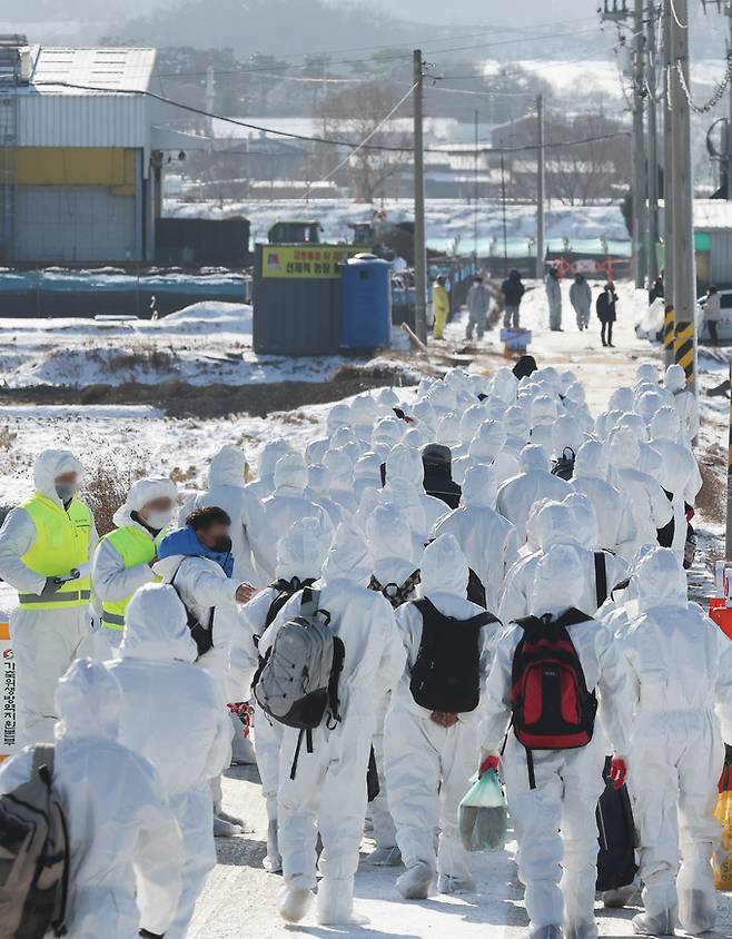 지난 14일 H5형 조류인플루엔자(AI) 항원이 검출된 경기도 안성시의 한 산란계 농장에서 관계자들이 살처분 작업을 위해 이동하고 있다. 안성=연합뉴스