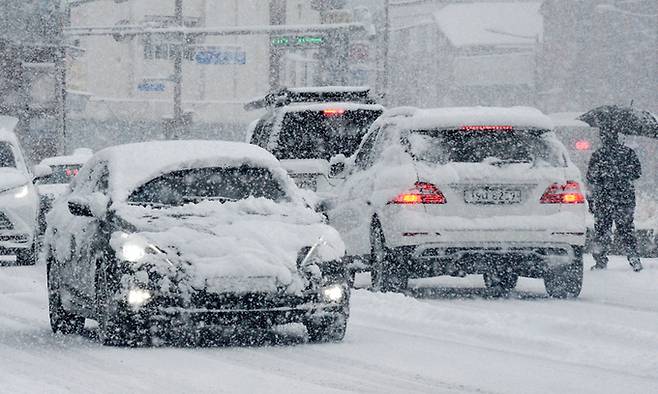 지난 17일 전북 전주시 완산구 팔달로에 많은 눈이 내려 운전자들이 빙판길을 지나며 거북이 운행을 하고 있다. 뉴시스