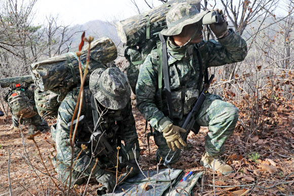 13일 경북 포항에서 해병대 장병들이 수색교육을 위한 종합전술훈련에서 지도를 보고 목표지점을 찾고 있다. 2022.12.13 연합뉴스