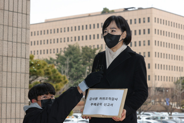 전현희 국민권익위원장이 15일 오전 정부과천청사 민원실 앞에서 유병호 감사원 사무총장과 ‘권익위 감사’ 제보자로 알려진 권익위 고위직 A 씨를 고위공직자범죄수사처에 고발하기 전 취재진을 만나 입장을 밝히고 있다. 과천=연합뉴