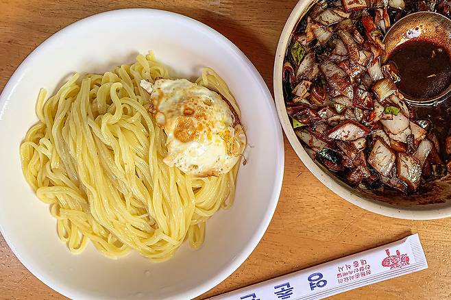 정말 오랜만에 녀석과 만난 곳이 모래내 중국집이었다. 우리는 짜장면에 소주를 마셨다. ⓒ최갑수 제공