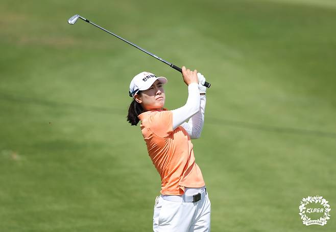 이정민이 18일 베트남 호치민 트윈 도브스GC에서 열린 2023 KLPGA 투어 PLK 퍼시픽링스코리아 챔피언십 최종라운드 4번홀에서 세컨샷을 날리고 있다. ｜KLPGA 제공