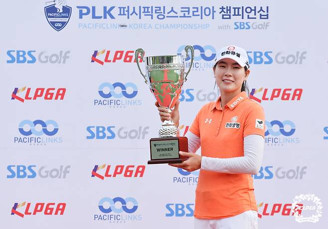 이정민이 18일 베트남 호치민 트윈 도브스GC에서 열린 2023 한국여자프로골프(KLPGA) 투어 PLK 퍼시픽링스코리아 챔피언십 최종라운드에서 역전우승한 뒤 트로피를 들고 미소짓고 있다. ｜KLPGA 제공