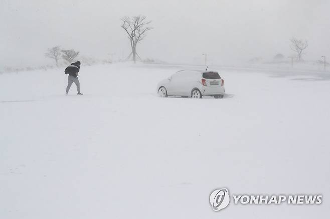 눈보라 휘몰아치는 제주 (제주=연합뉴스) 박지호 기자 = 제주도에 대설특보가 내려진 18일 오전 제주시 애월읍 새별오름 주차장에 눈보라가 휘몰아치고 있다. 2022.12.18 jihopark@yna.co.kr